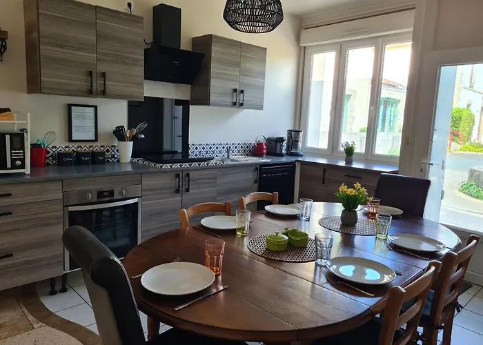 Casa de Férias Dors Fée Duplex Avec Toit-terrasse Et Salle De Jeux - Centre Bourg à 4 Min Du Puy Dufou Les Épesses